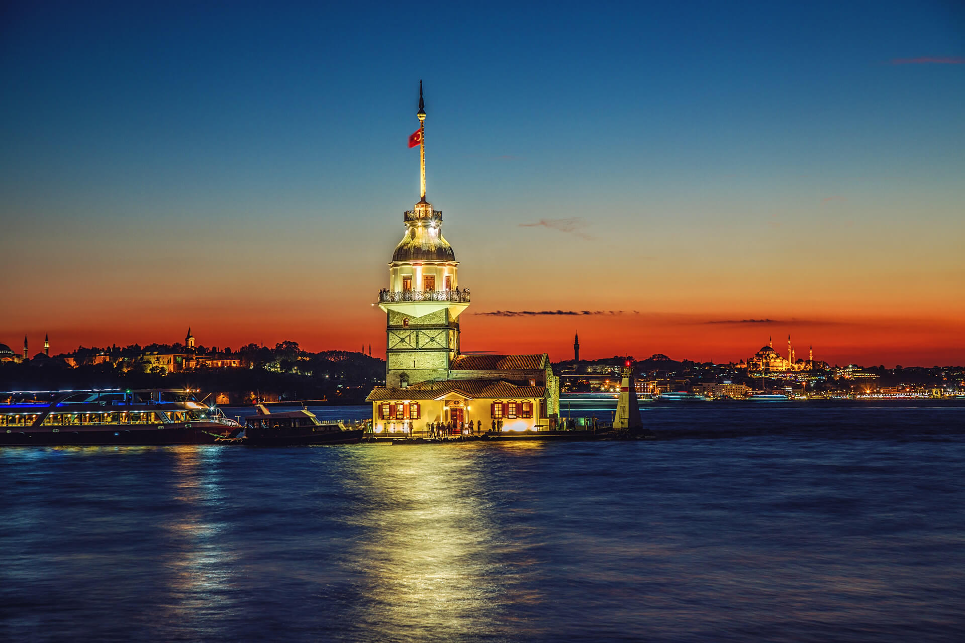 Sonnenuntergang mit Jungfrauenturm am Bosporus